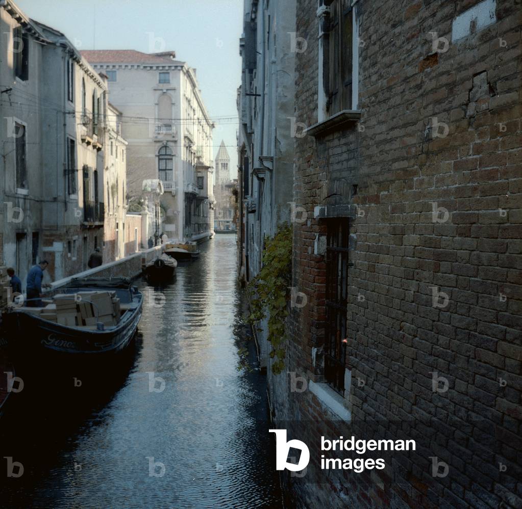 View of a canal in Venice (photo)