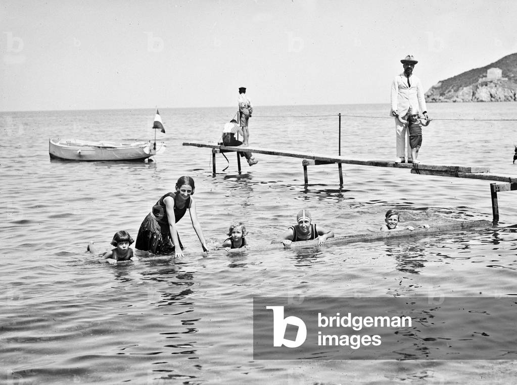 Holiday on the Elba Island: women and children who bathe in Procchio