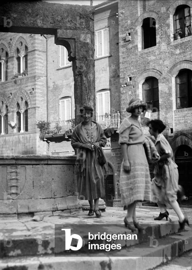 Group portrait in front of a well, San Gimignano