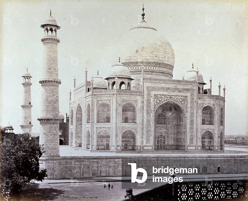 Fascinating view of the Taj Mahal near Agra (India)