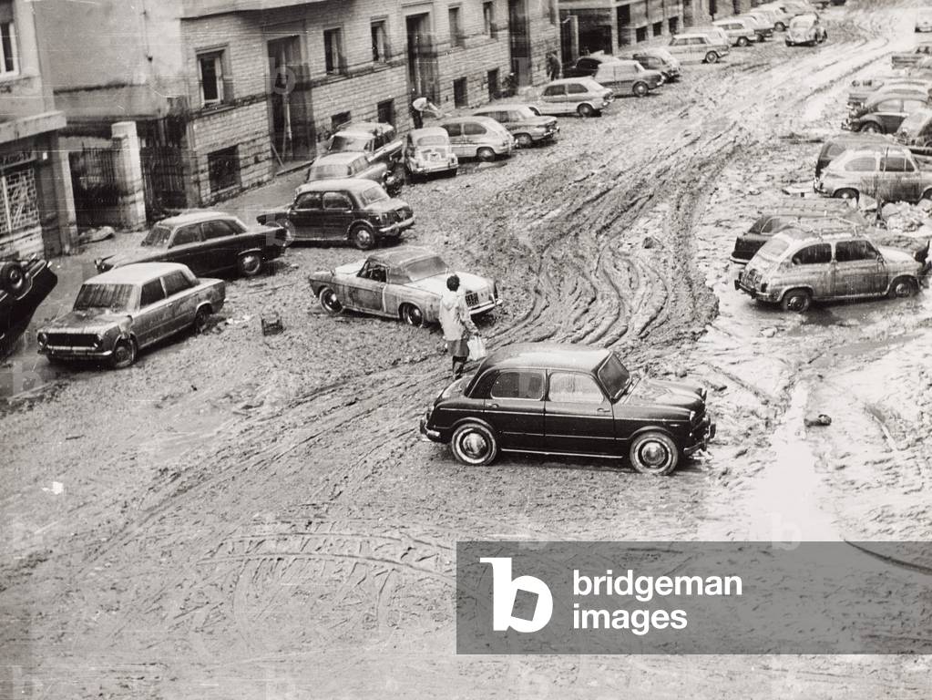 Florence flood of November 4, 1966: Via Francesco de 'Sanctis full of mud and with cars damaged by the flood