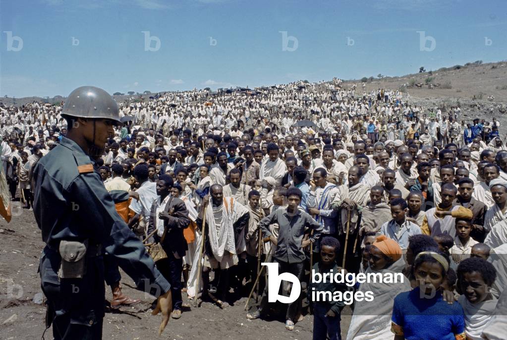 Crowd of Ethiopians waiting for their emperor Hailé Sélassié on an official visit, Addis Abeba, 1972 (film positive)