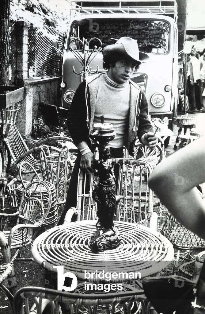 Travelling salesman selling wicker furniture, 1970-80 (b/w photo)