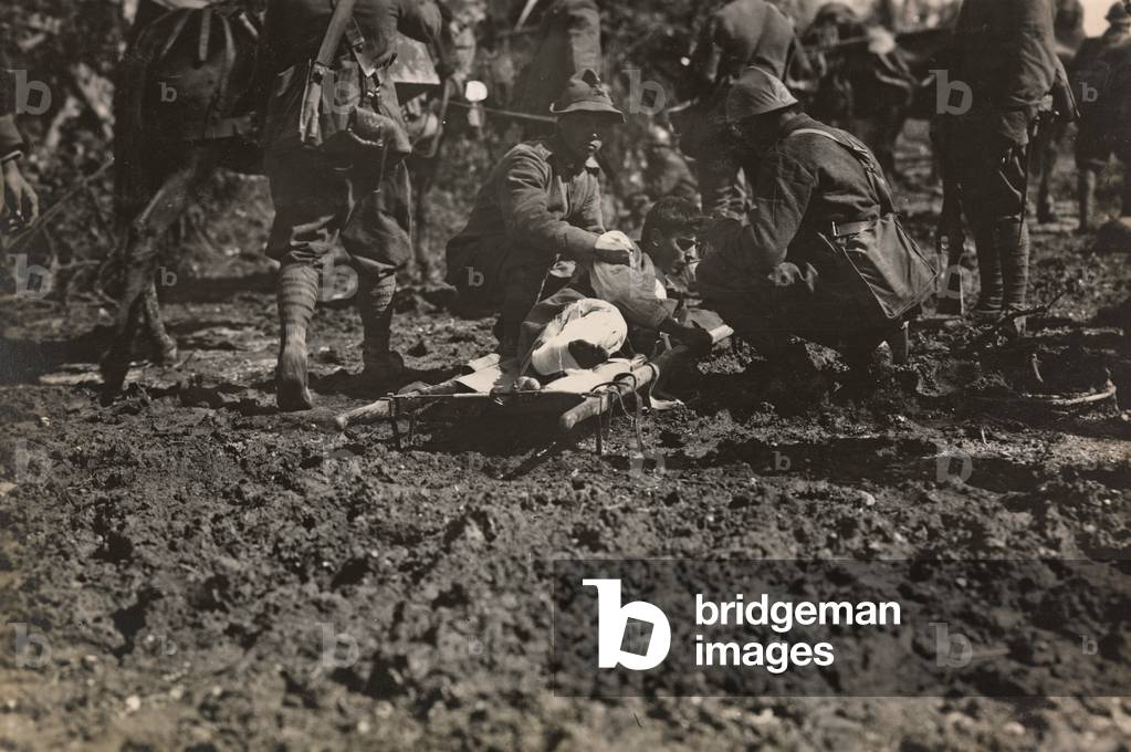 World War I: stop a wounded soldier during the march of the mountain Black, 13/07/1916 (b/w photo)