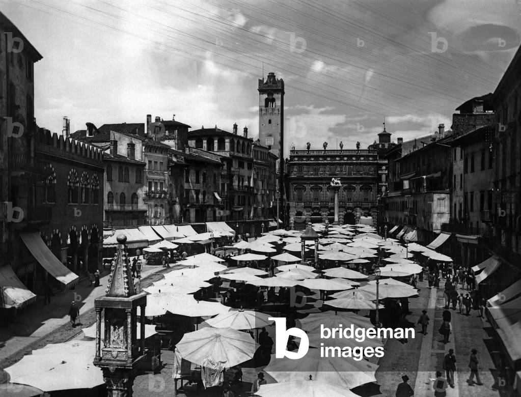 The market in Piazza delle Erbe in Verona