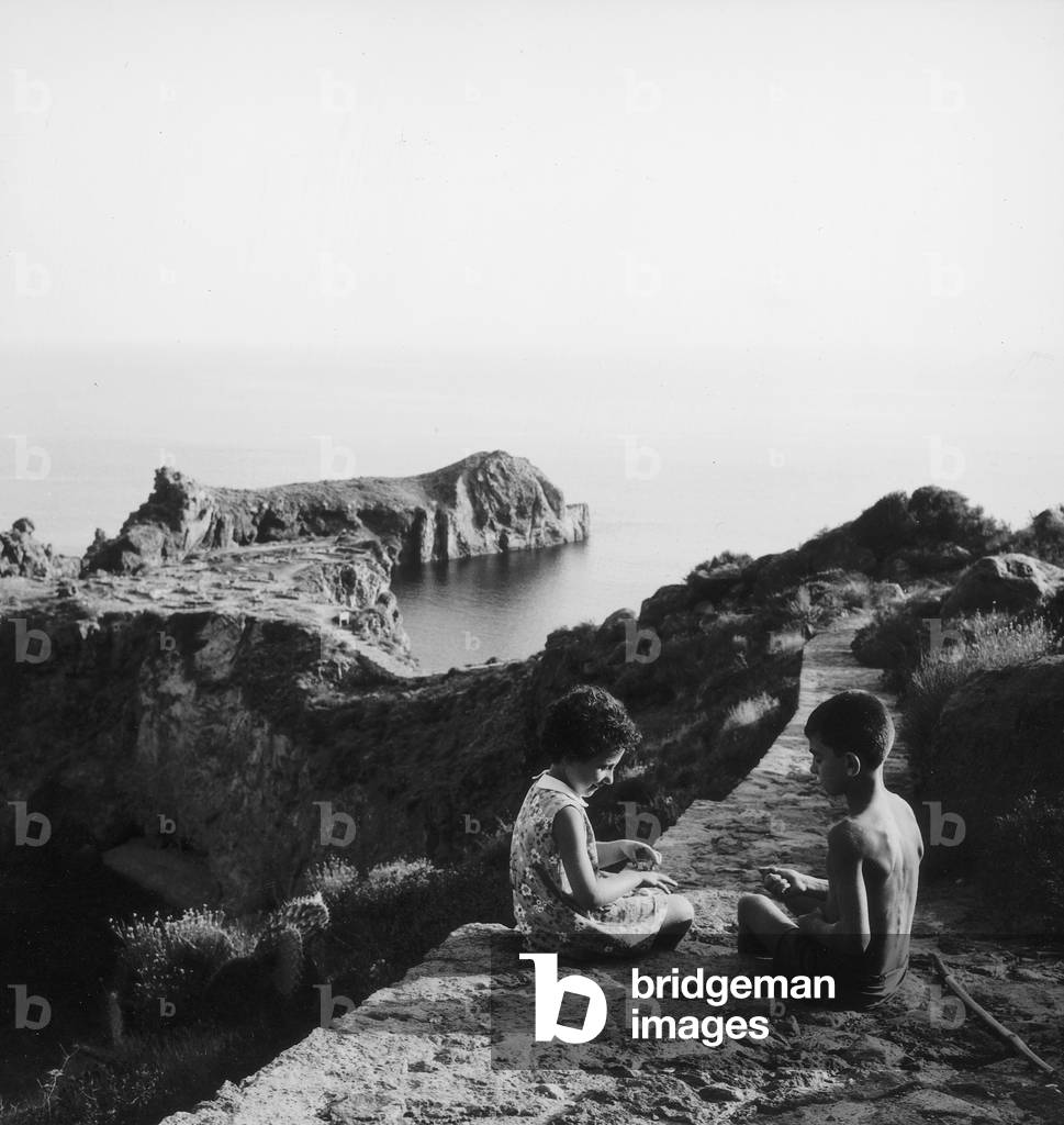 Children on a wall in Panarea (b/w photo)