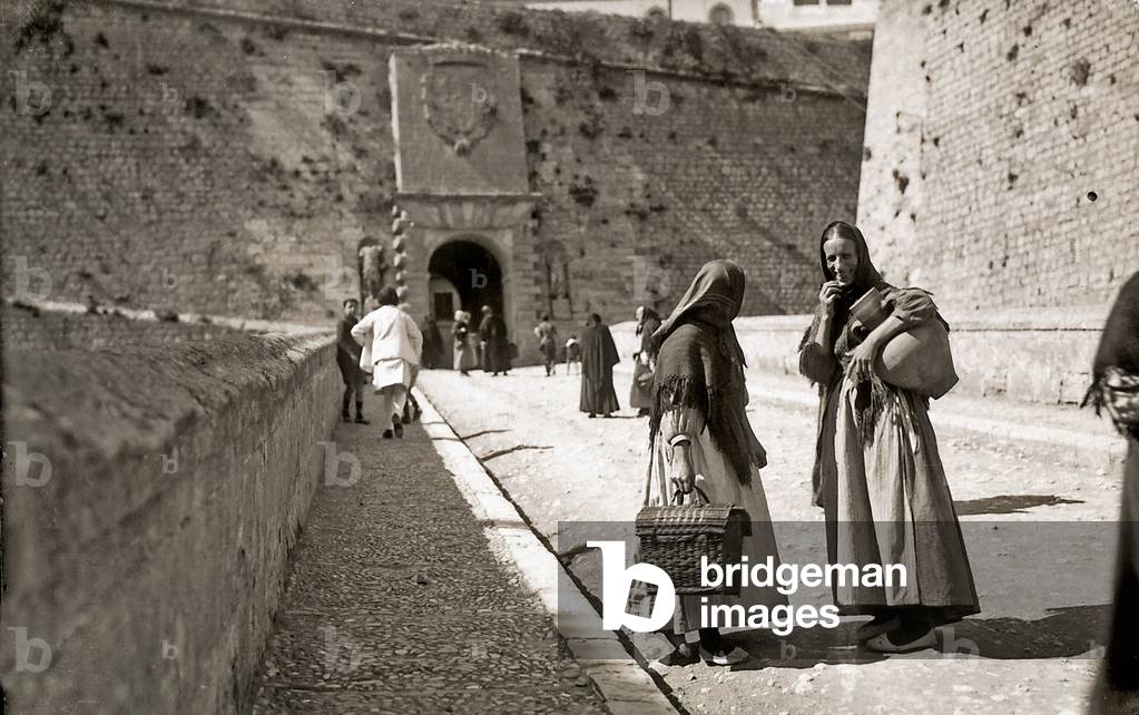 The ramp which leads to the Old City in Ibiza, with two women in the foreground, 1910-1920 (photograph)