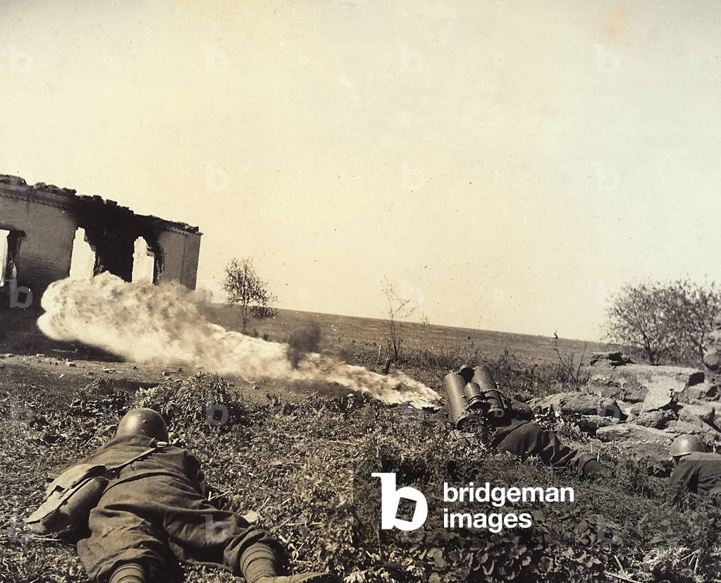Divisions of the Italian Expeditionary Forces (CSIR) in Russia attack with the flame-thrower the enemy's front line during World War II, 07/1942 (b/w photo)