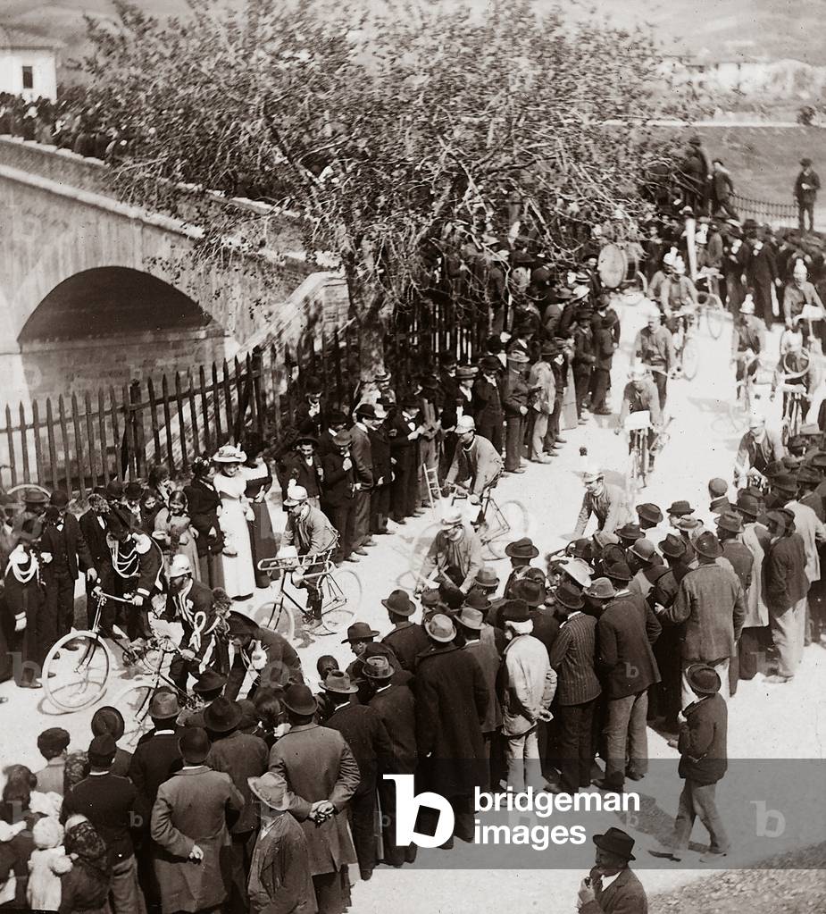 A riunion of cyclists in costume, gathered from all over Tuscany, in Empoli