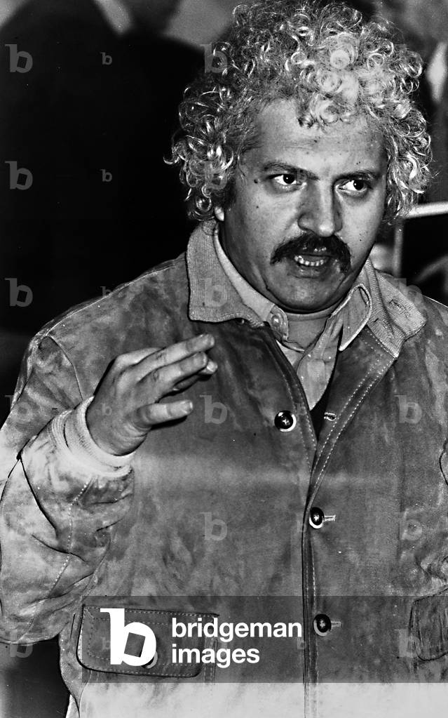 Close-up of the singer-songwriter Bruno Lauzi while talking and gesturing.