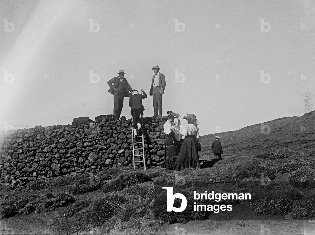 Group of people photographed while entering into a ground at the foot of Etna