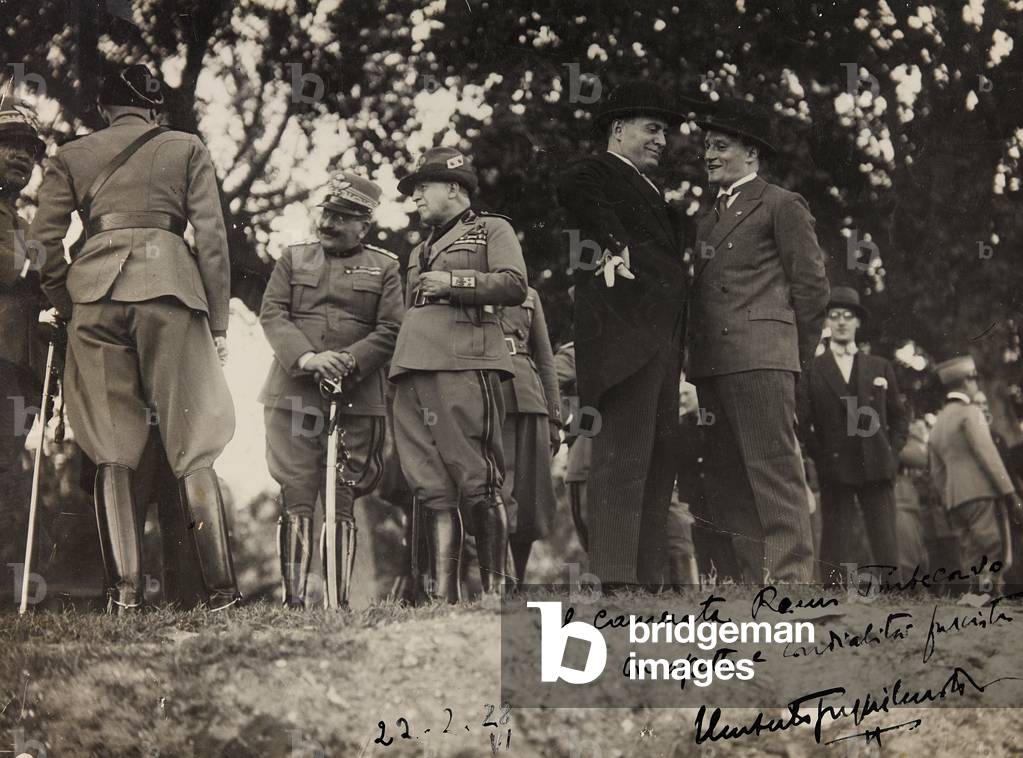 Benito Mussolini in civilian clothes in the conversation between civilian and military, 22/02/1928 (b/w photo)