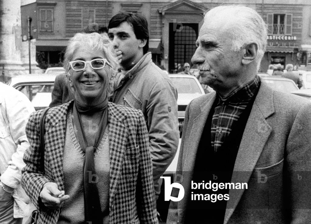 Snapshot of the film directors Lina Wertmüller and Mario Monicelli, in a Roman square