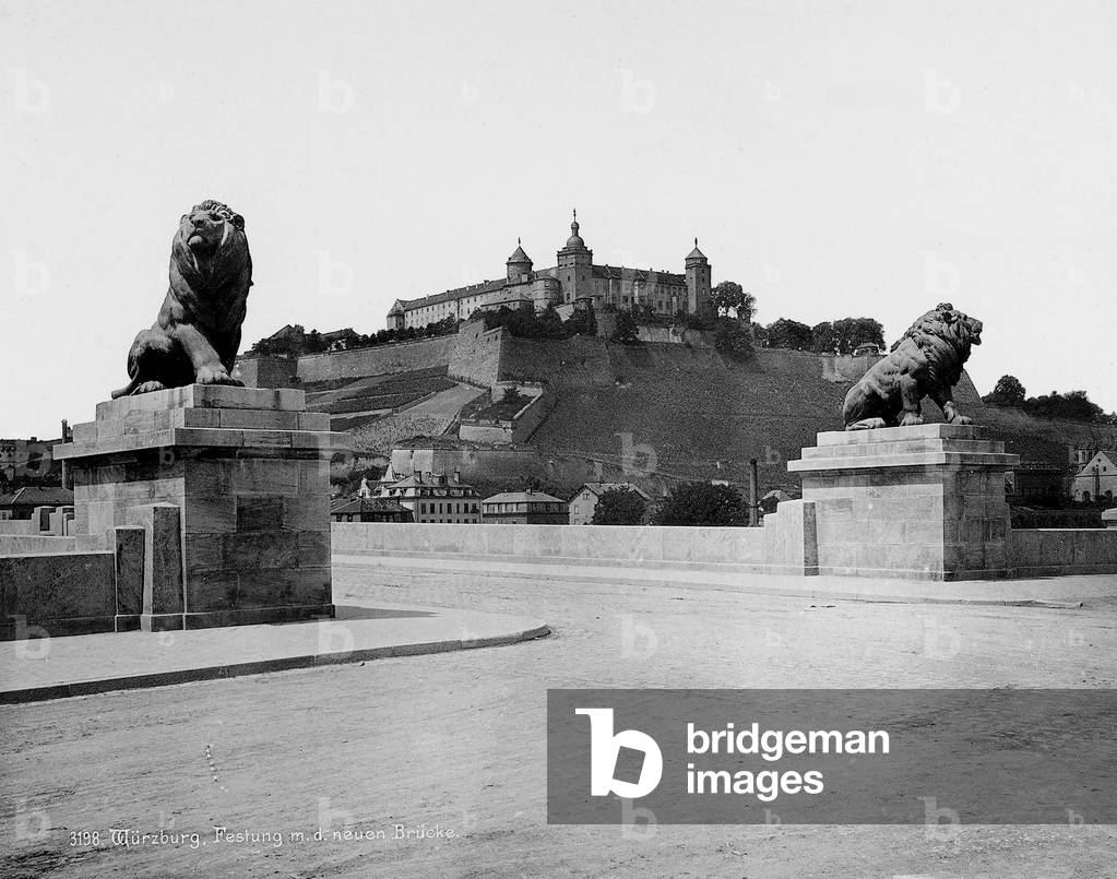 The Mainbrücke in Würzburg. In the background, Marienberg Fortress