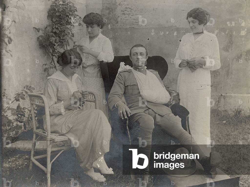 World War I: Soldier wounded photographed in the company of three women in Montebelluna, Treviso, Italy, 07/1915 (b/w photo)