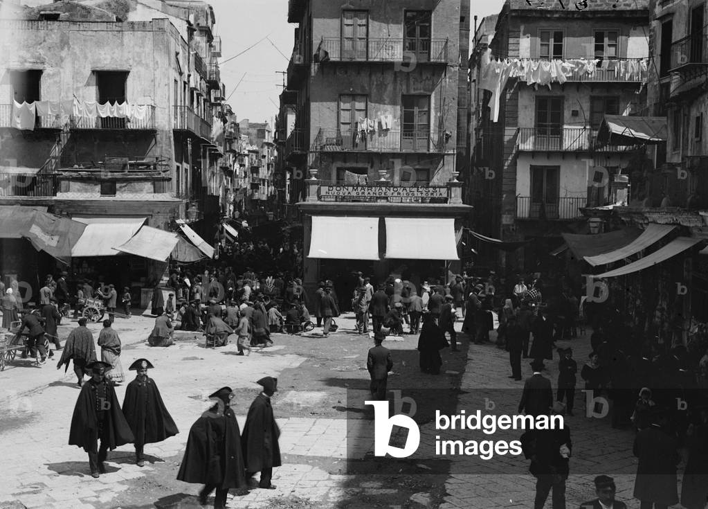 Animated view of a square in Palermo