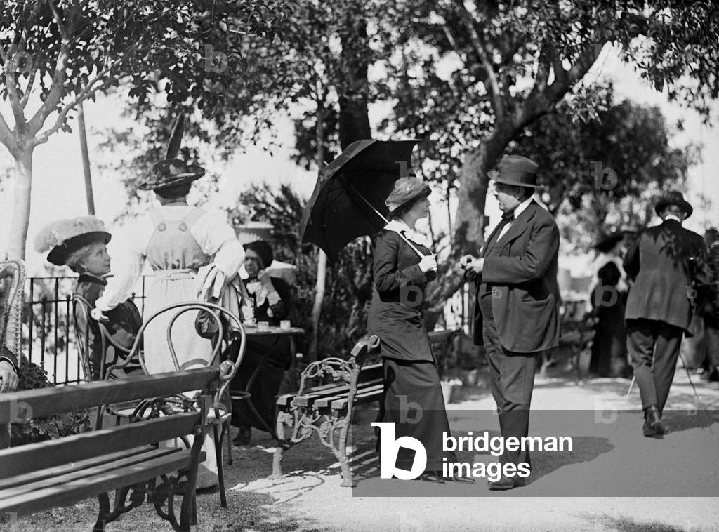 Couple photographed during a conversation