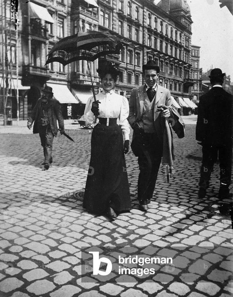 Couple photographed during a walk in Hanover