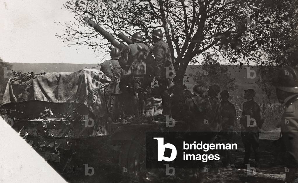 World War I: autobatteria in action (b/w photo)
