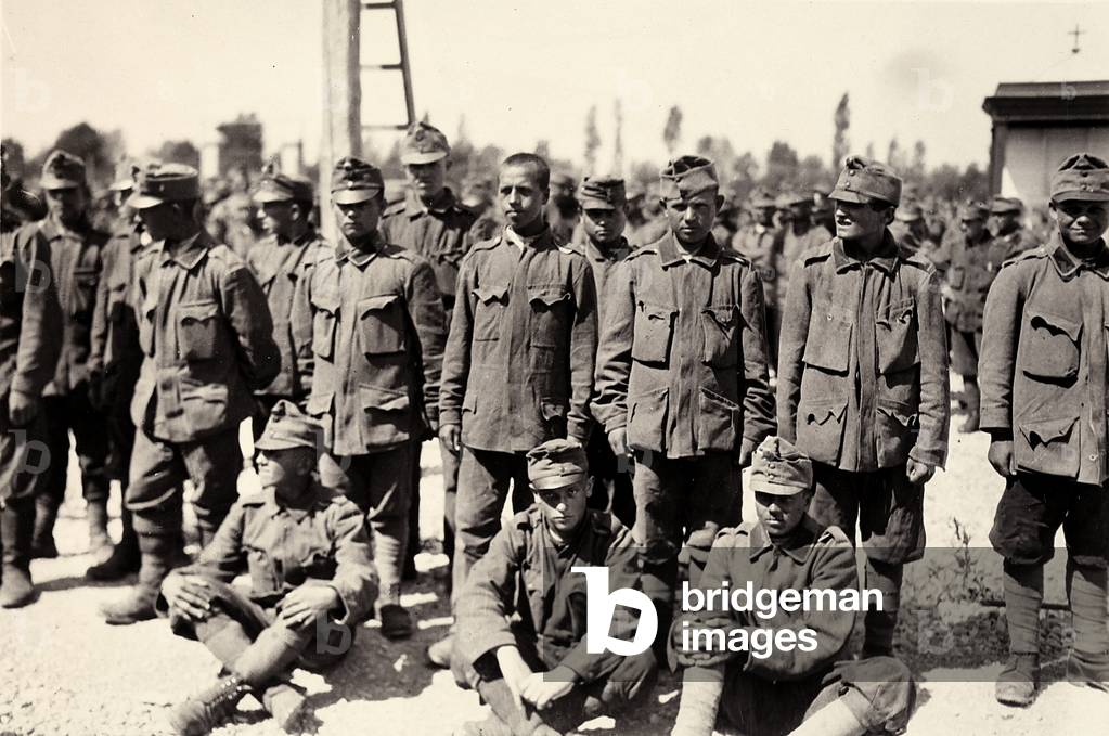 Austrian prisoners in Bagnaria Arsa, Udine, Italy during World War I, 02/04/1916 (b/w photo)