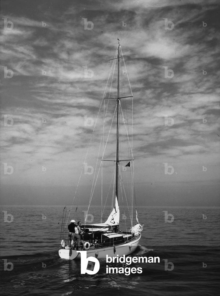 Boats: view of a sailboat in the sea