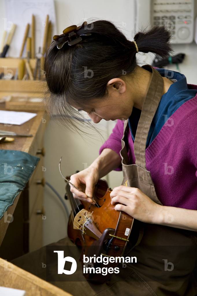 Violin restorer