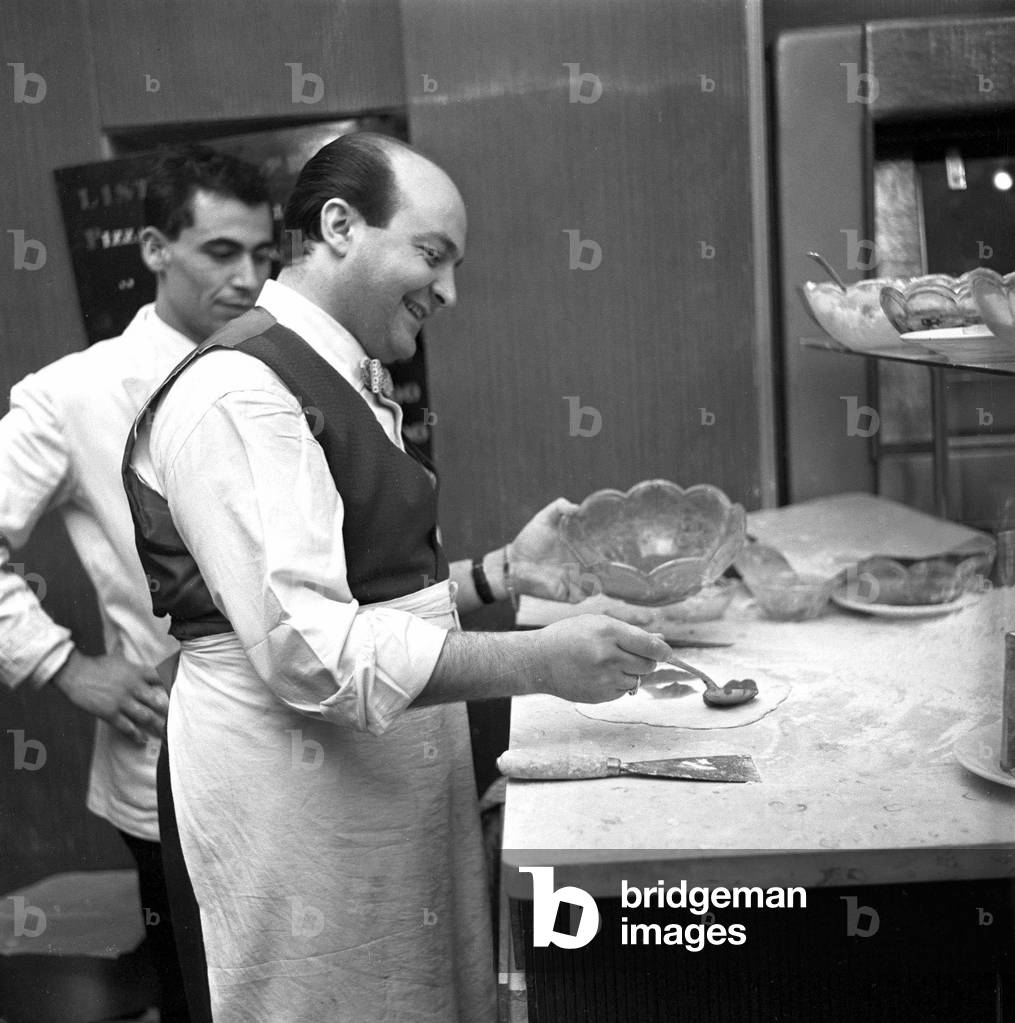 Bild von Fotografie "11/1957. Portrait du chanteur napolitain Aurelio Fierro (1923-2005) cuisinant la pizza da