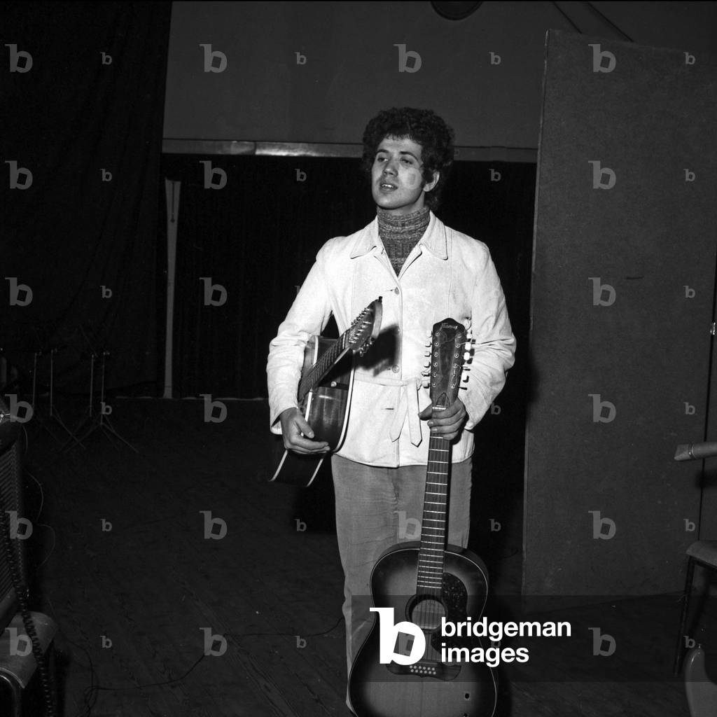 Bild von Fotografie "Lucio Battisti in einem Tonstudio in Mailand" 1968, b/w