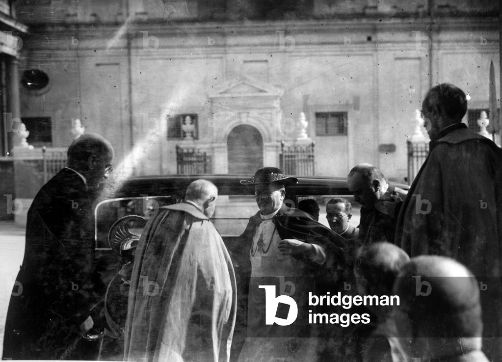 Immagine di Fotografia "le pape Pie XI (1857-1939) en voiture (Pope Pius (Pio) XI on a car) 1930 - 1935 ", b/w