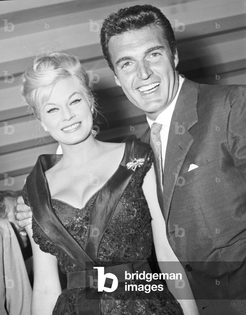 "Anita Ekberg und Franco Silva beim Cocktail zur Präsentation von „The Mongols“" 1960, b/w
