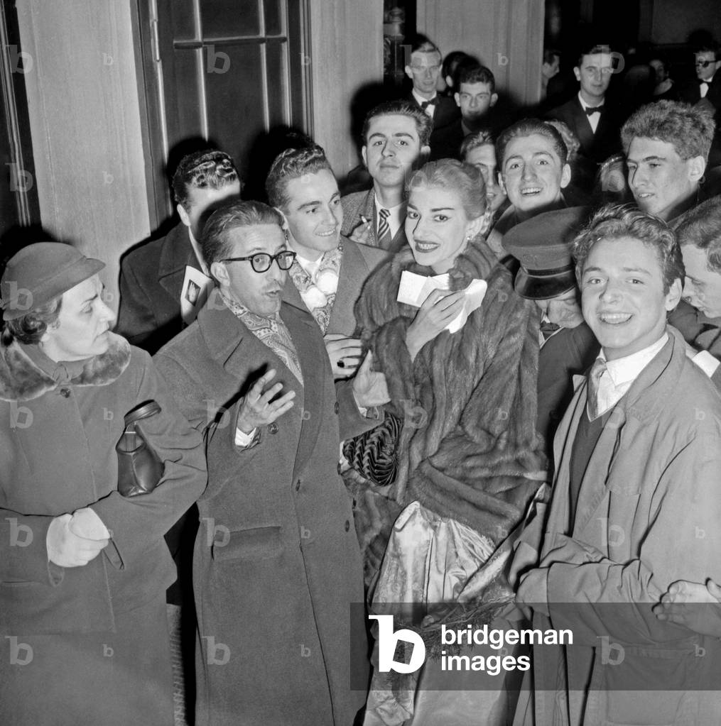 Immagine di Fotografia "Maria Callas circondata dai fan dopo lo spettacolo" 1954, b/w