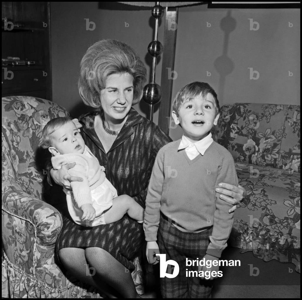 "Duchessa di Alba Cayetana Fitz-James Stuart con i figli Cayetano e Fernando al Palazzo della Liria" 1964, b/w