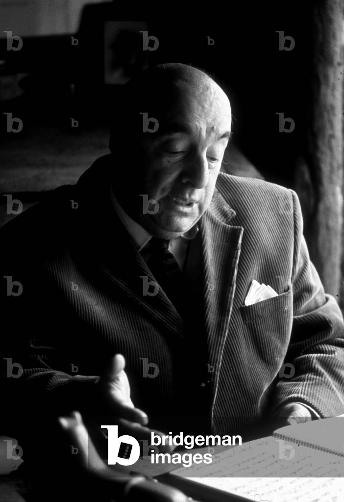 Bild von Fotografie "Pablo Neruda dans sa maison à l'Ile Noire (isla negra) ", b/w