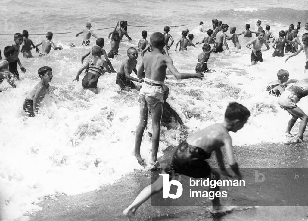 Bagni di mare dei bambini al Campo dell'Opera Nazionale Balilla al lido di Roma, 1935 (foto in b/n)