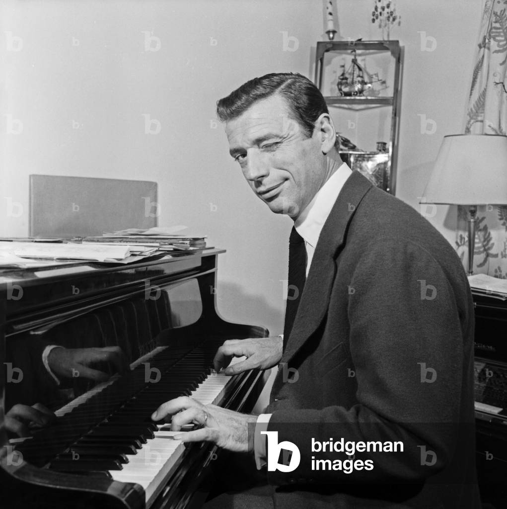 "Yves Montand e il suo pianoforte nella sua casa di Parigi" 1957, b/w