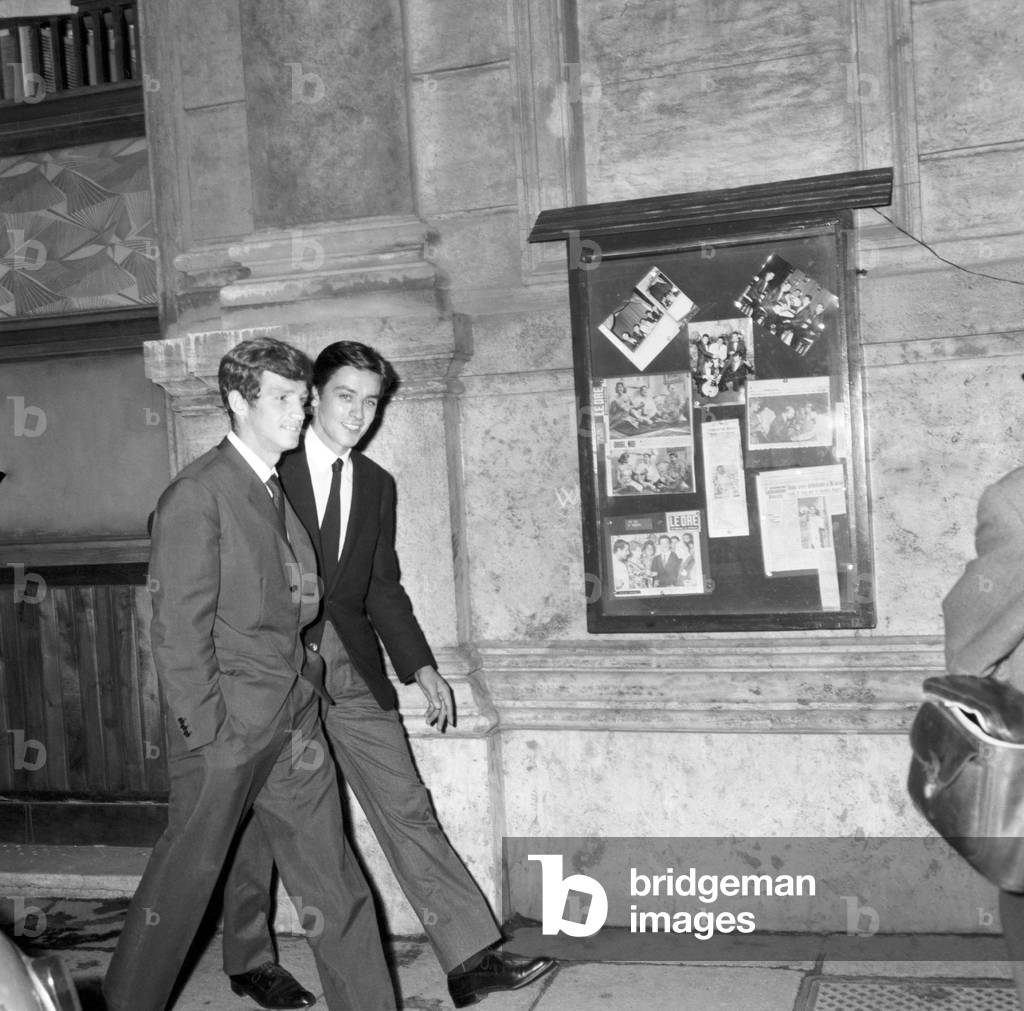 Image de Photographie représentant Jean-Paul Belmondo et Alain Delon marchent dans les rues 1961, b/w