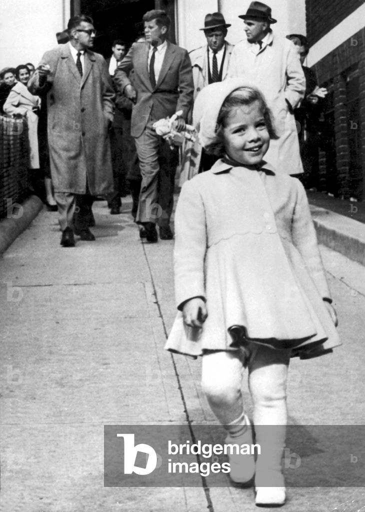 "John Fitzgerald Kennedy e sua figlia Caroline" 1960 di Unknown photographer, b/w
