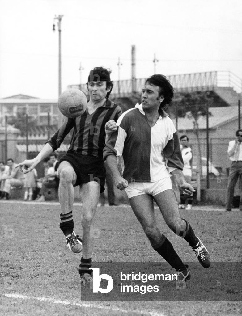 Milan, stade Kennedy, mai 1971 Portrait du chef d'orchestre Claudio Abbado (a droite) lors d'un match de footb