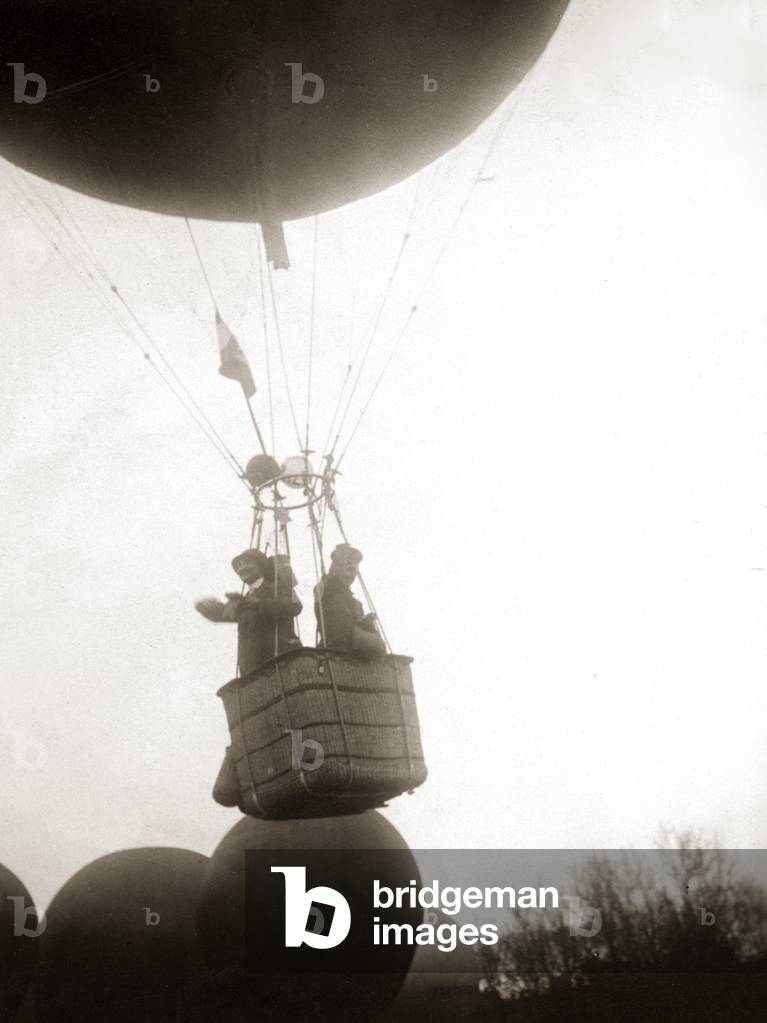 Aerostatic balloon during the ascent during the Aerostatic Balloon Race over the Arena in Milan. Left in the basket, the Italian aeronaute Celestino Usuelli. 1912