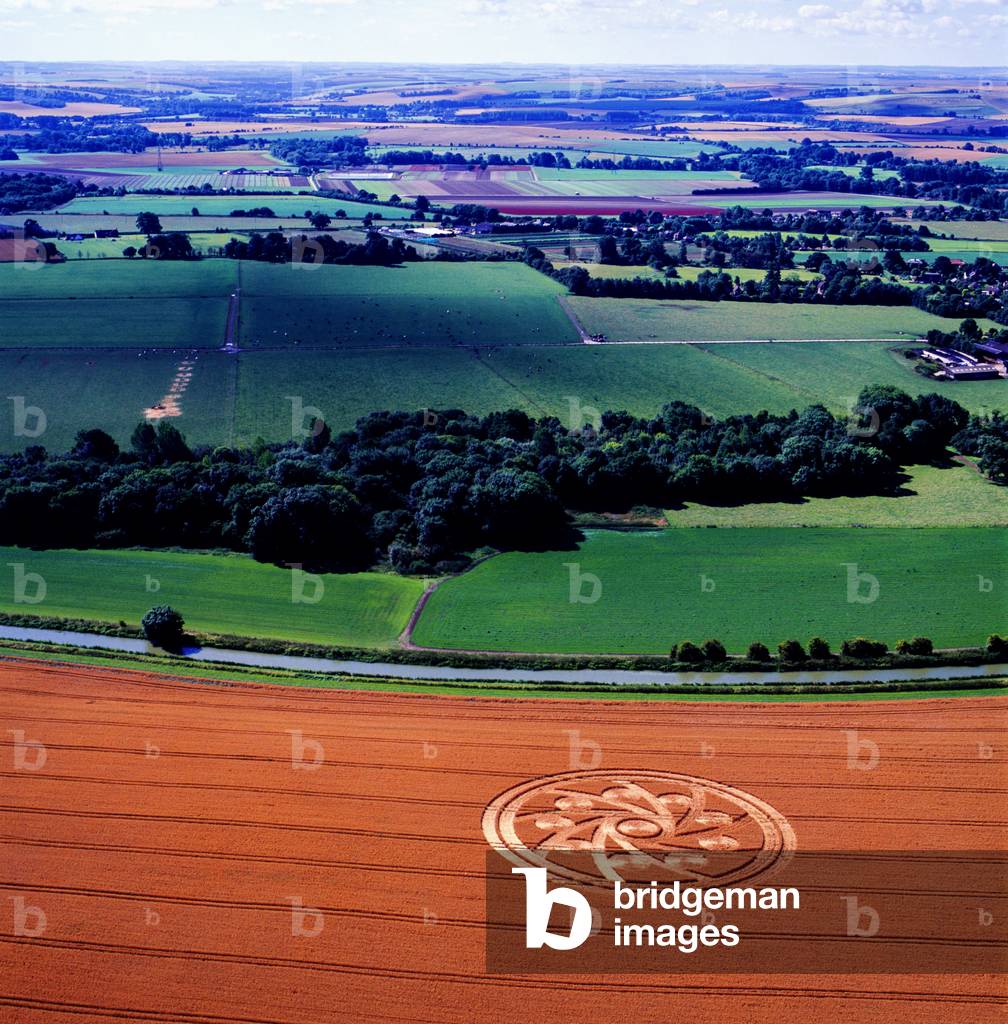 Crop circle in wheat field, Woodborough Hill, Vale of Pewsey, Wiltshire, 10th August 2001 (aerial photograph)