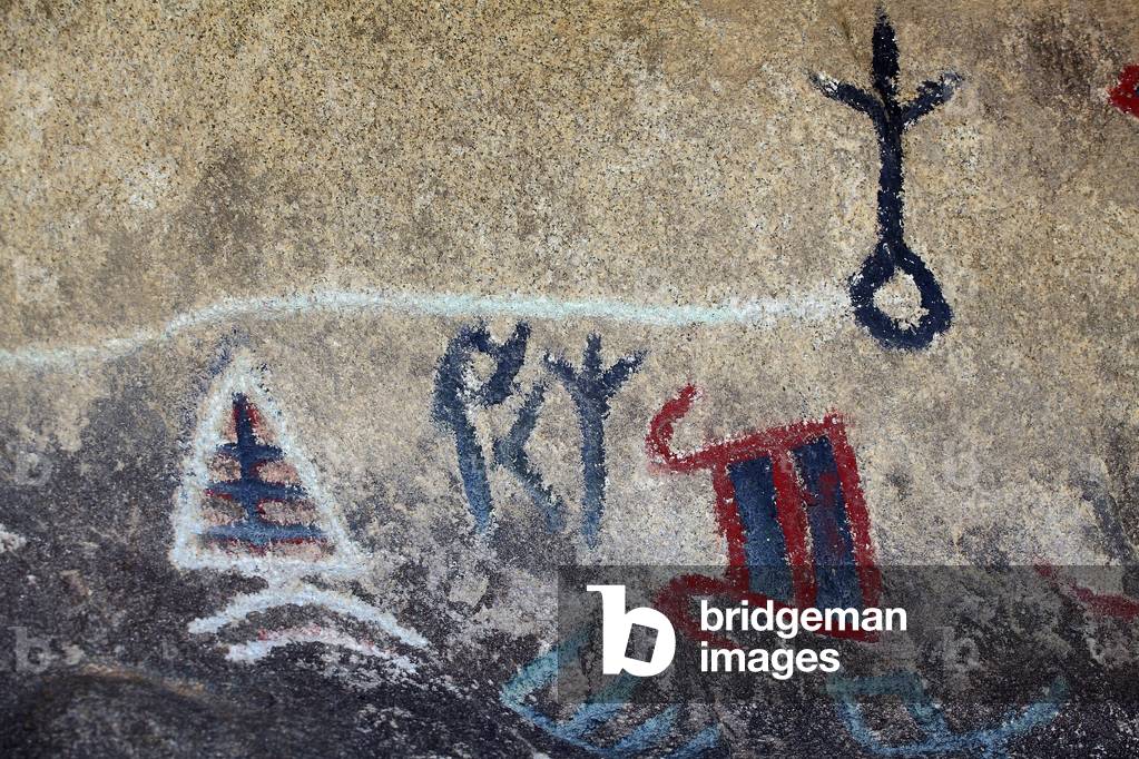 Indian Petroglyphs of North America. Painting added in the 50s for the shooting of a Western. Park National Joshua Tree, California, USA. North American Indian Culture