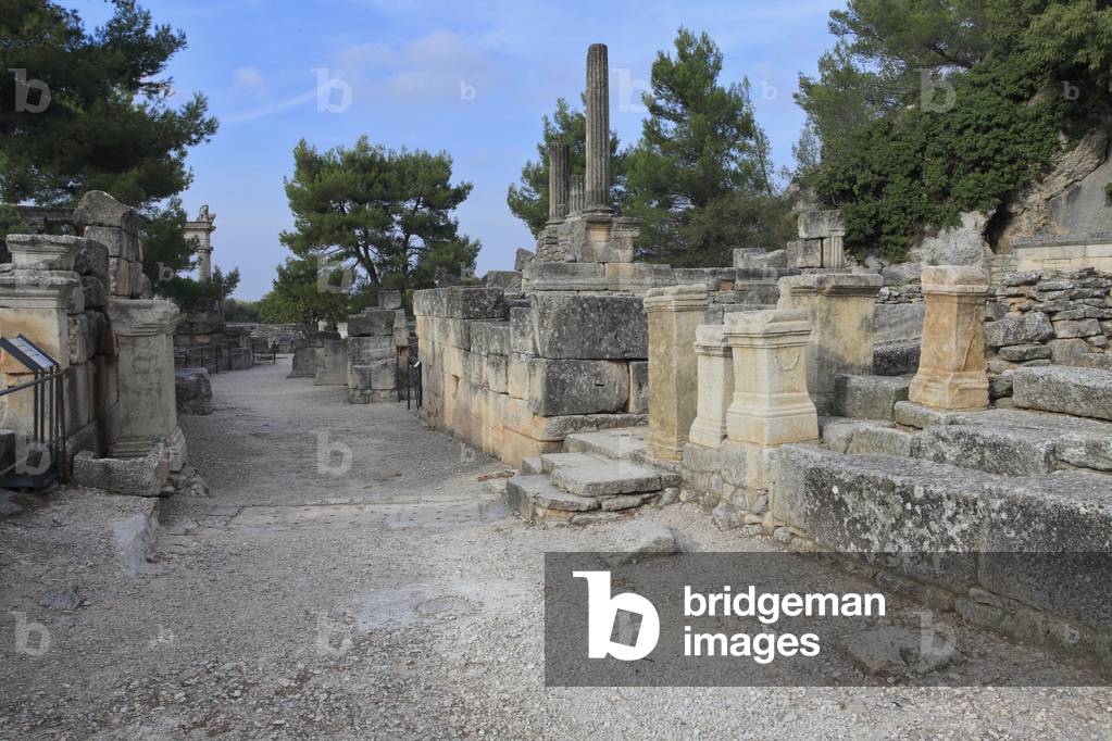 Archeological site of Glanum. General view of the southern aera with the Monuments built around the sacred spring : Valetudo's temple roman goddess of health and the Hercules shrine. Provence, France. 1st Century BC - 2nd Century AD.

Site archéologique de Glanum. Secteur sud et rue principale traversant la citée. Monuments contruits autour de la source sacrée. Région de provence, St- Rémy de Provence, France.