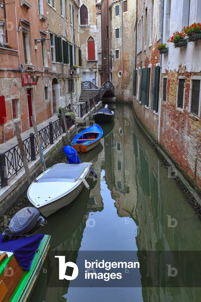 Canals in Venice (photo)