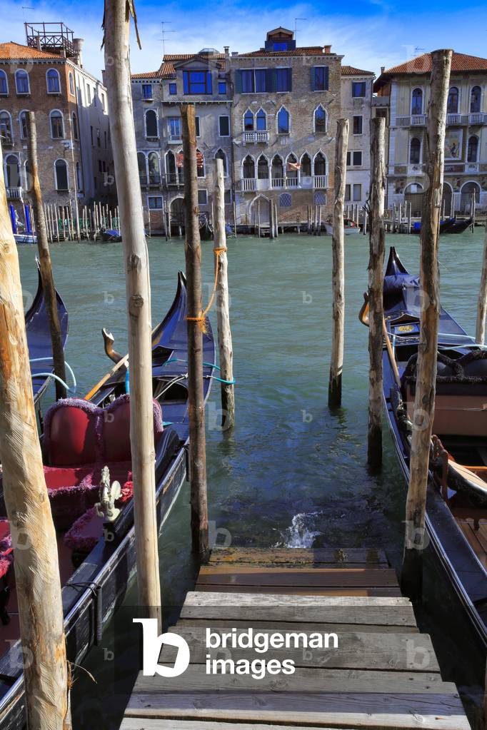 Canals in Venice (photo)