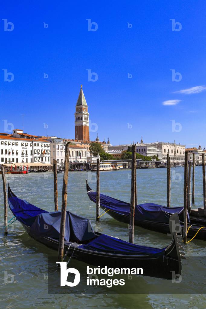 Canals in Venice (photo)