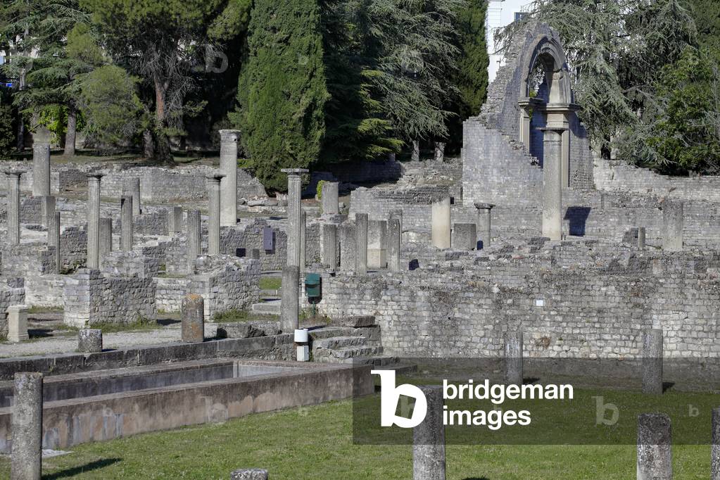 Garden with portico and house with silver bust, in front of the baths and the forum