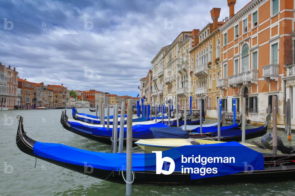 Canals in Venice (photo)