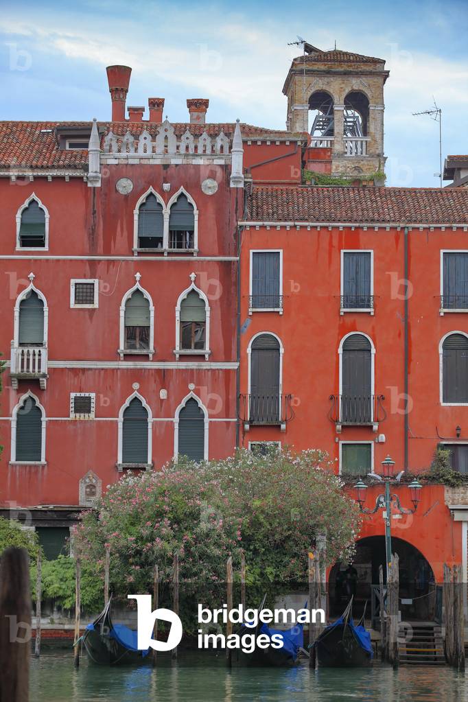 Canals in Venice (photo)