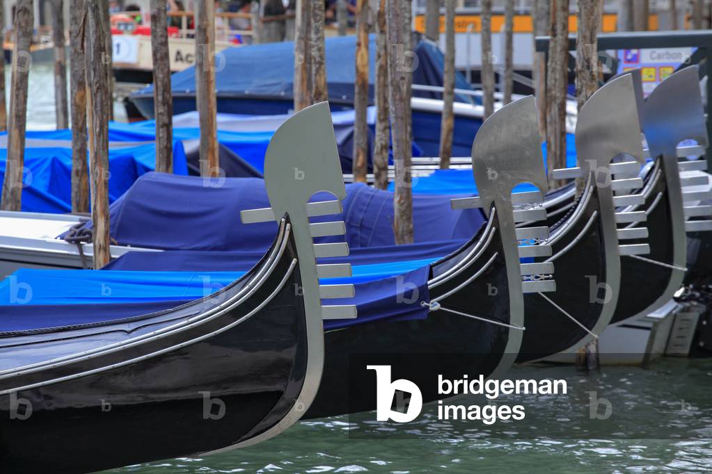 Canals in Venice (photo)