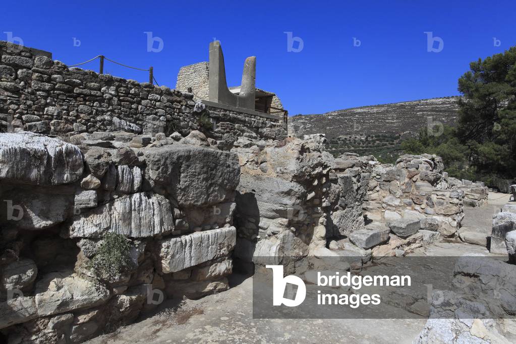 Reconstruction of the  palace of Knossos with the Horns of Consecration, a Minoan symbol that represents the horns of the sacred bull. Crete, Greece. Minoan civilization, Crete, Greece. Minoan civilization. 1600 - 1450 BC.

Reconstruction du palais de Knossos, avec les 